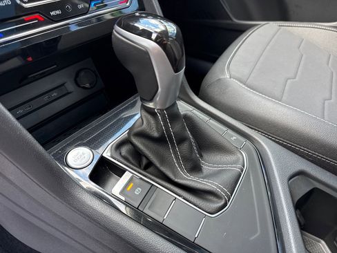 Certified 2025 Volkswagen Taos SE image 32