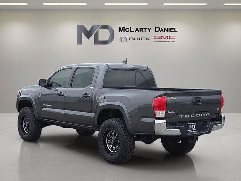 Used 2017 Toyota Tacoma 4x4 Double Cab image 4