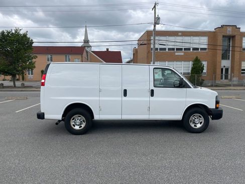 Used 2021 Chevrolet Express 2500 RWD image 4