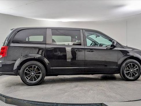 Used 2018 Dodge Grand Caravan SE image 9