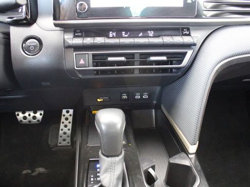 Used 2025 Toyota Camry SE image 39