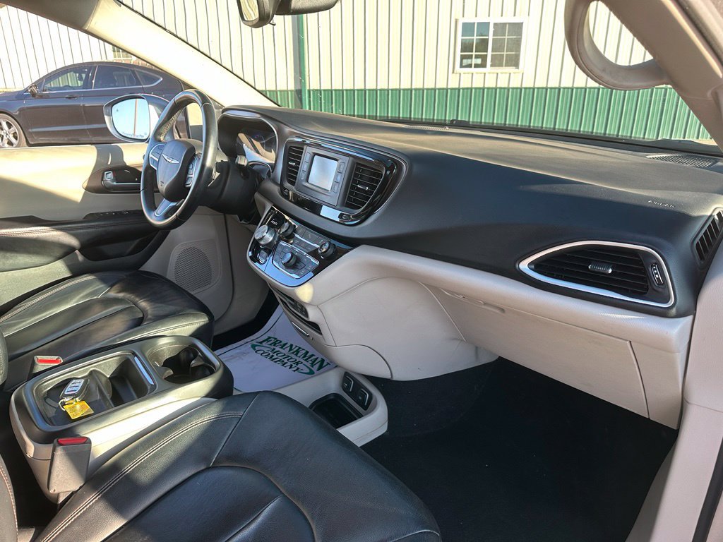 Used 2017 Chrysler Pacifica Touring-L FWD image 30