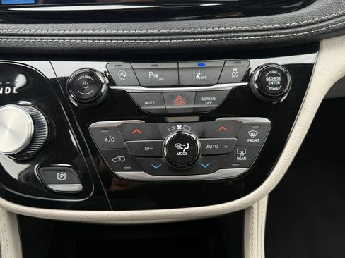 Used 2024 Chrysler Pacifica Limited image 26