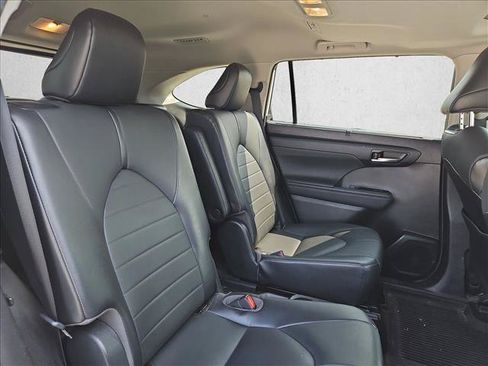 Used 2021 Toyota Highlander XLE FWD image 21
