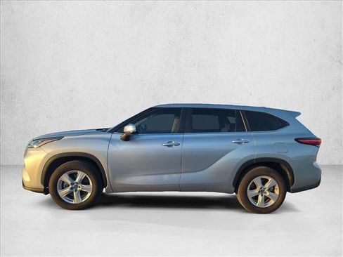 Used 2023 Toyota Highlander LE FWD image 5