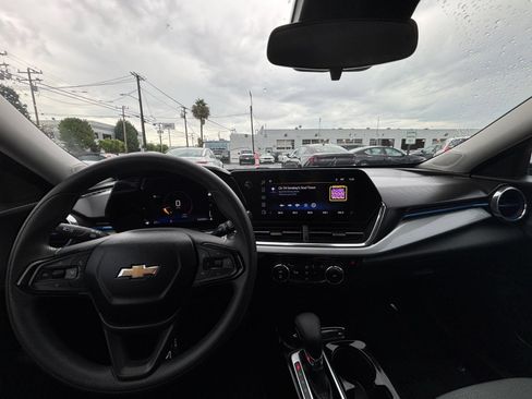 Used 2025 Chevrolet Trax LT FWD image 33