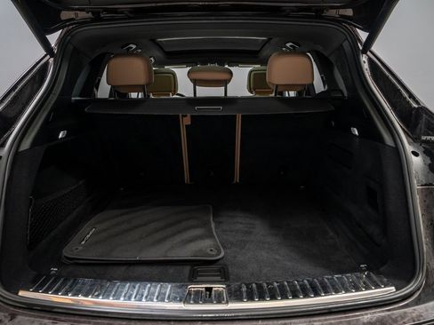 Used 2023 Porsche Cayenne Platinum Edition image 32