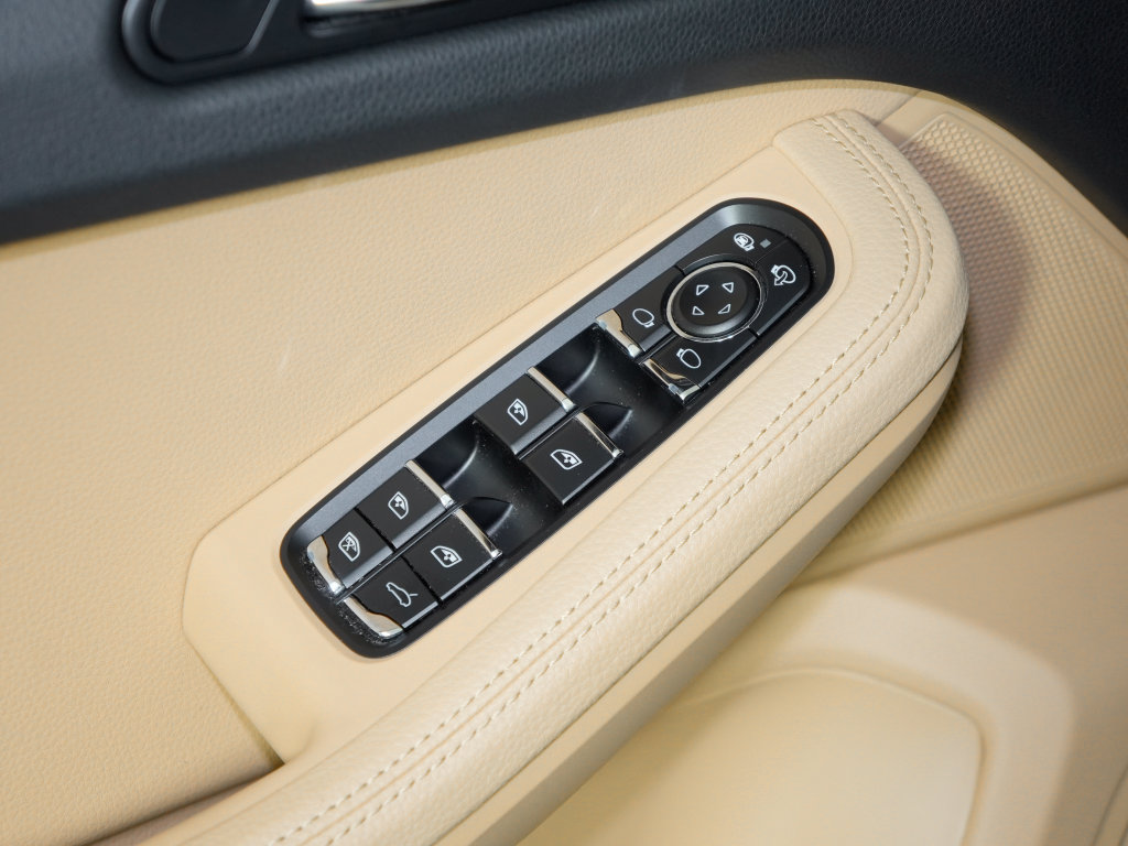 Certified 2020 Porsche Macan AWD/4WD image 18