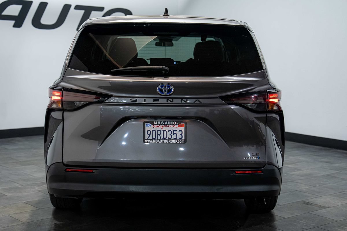 Used 2023 Toyota Sienna LE FWD image 3