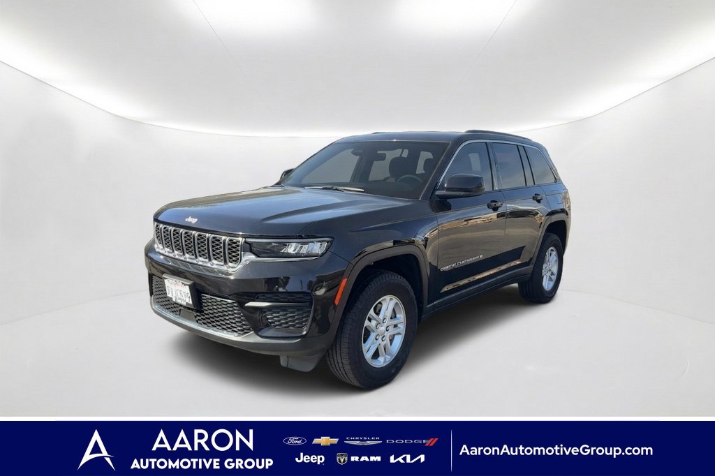 Used 2025 Jeep Grand Cherokee Laredo RWD image 1