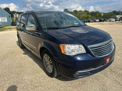 Used 2014 Chrysler Town & Country Touring-L w/ Driver Convenience Group FWD image 4