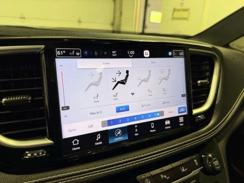 Used 2025 Chrysler Pacifica Limited FWD image 20