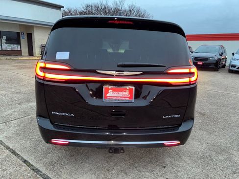 New 2026 Chrysler Pacifica Limited w/ Trailer Tow Group FWD image 4