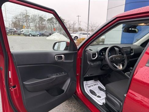 Certified 2025 Hyundai Venue SE image 9