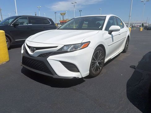 Used 2020 Toyota Camry SE w/ Convenience Package FWD image 1