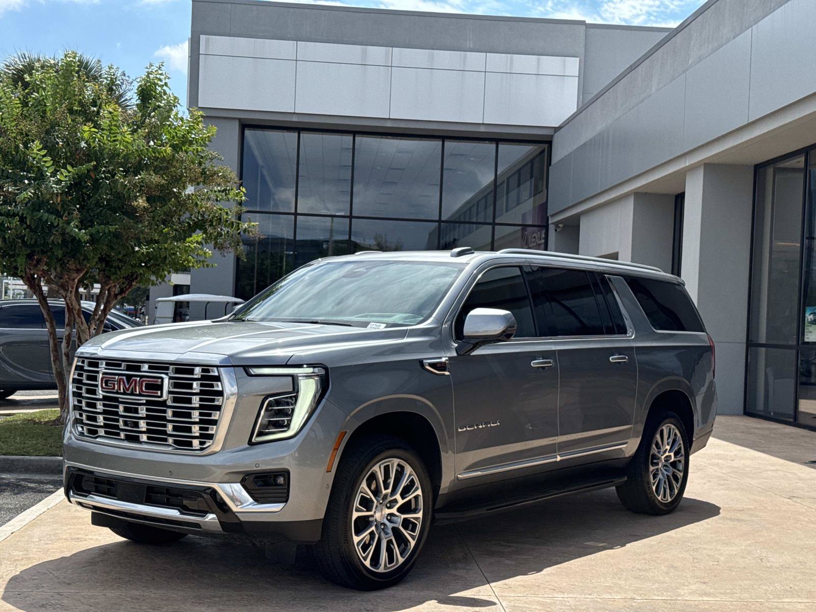 Used 2025 GMC Yukon XL Denali AWD/4WD image 7