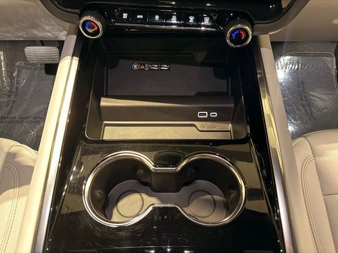 Used 2025 Chevrolet Suburban Premier image 25