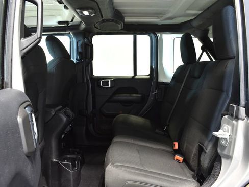 Used 2018 Jeep Wrangler Unlimited Sahara w/ Cold Weather Group image 27