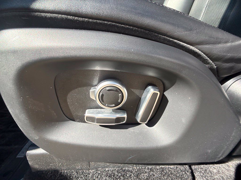 Used 2017 Land Rover Range Rover HSE AWD/4WD image 12