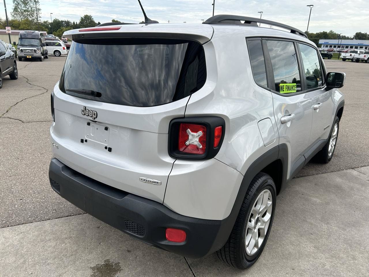 Used 2017 Jeep Renegade Latitude w/ Cold Weather Group AWD/4WD image 5