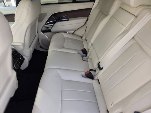 Used 2025 Land Rover Range Rover SE image 11