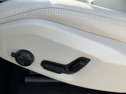 New 2026 Volvo XC60 T8 Ultra w/ Climate Package image 18