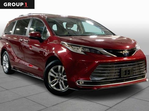 Certified 2022 Toyota Sienna Limited image 2