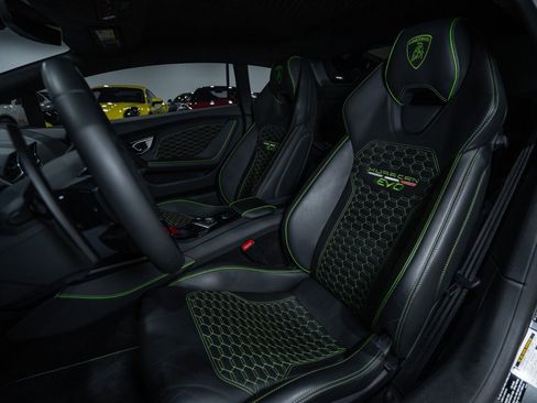 Used 2020 Lamborghini Huracan EVO image 20