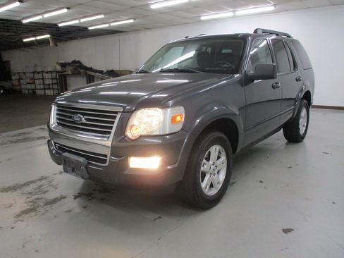 Used 2010 Ford Explorer XLT image 3