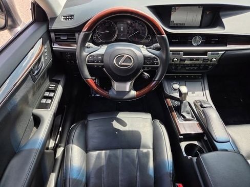 Used 2017 Lexus ES 350 w/ Ultra Luxury Package FWD image 4
