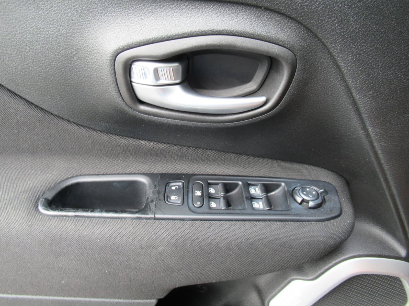 Used 2019 Jeep Renegade Latitude FWD image 21