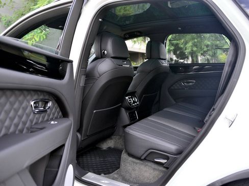 Used 2023 Bentley Bentayga image 16