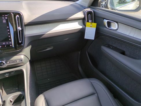 New 2025 Volvo XC40 B5 Core w/ Protection Package Premier image 15