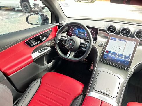 Used 2024 Mercedes-Benz GLC 300 4MATIC image 19