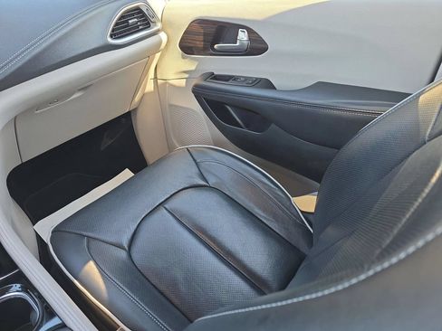 Used 2024 Chrysler Pacifica Limited FWD image 21