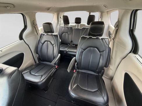 Used 2024 Chrysler Pacifica Touring-L FWD image 25