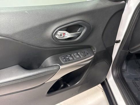 Used 2019 Jeep Cherokee Latitude w/ Popular Appearance Group AWD/4WD image 8