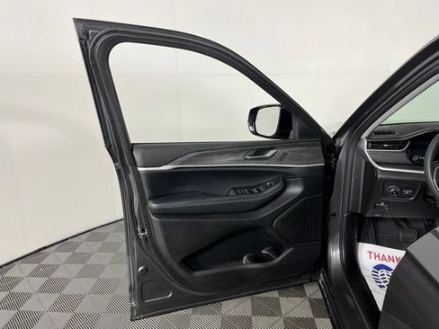 Used 2023 Jeep Grand Cherokee L Limited AWD/4WD image 15