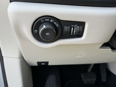 Used 2024 Chrysler Pacifica Touring-L image 13