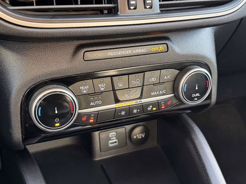 Used 2022 Ford Escape SE w/ SE Sport Appearance Package image 25