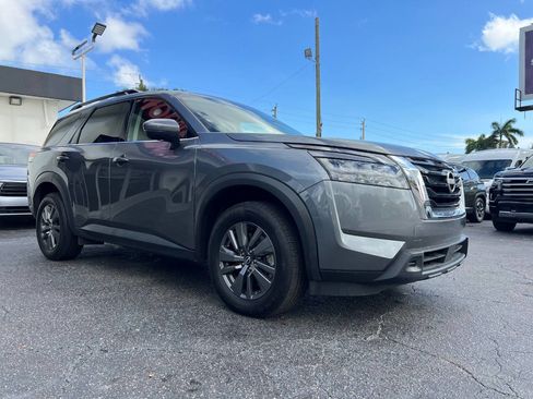 Used 2024 Nissan Pathfinder SV image 8