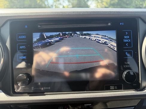Used 2017 Toyota Tacoma TRD Sport w/ Tow Package (A/T) AWD/4WD image 19
