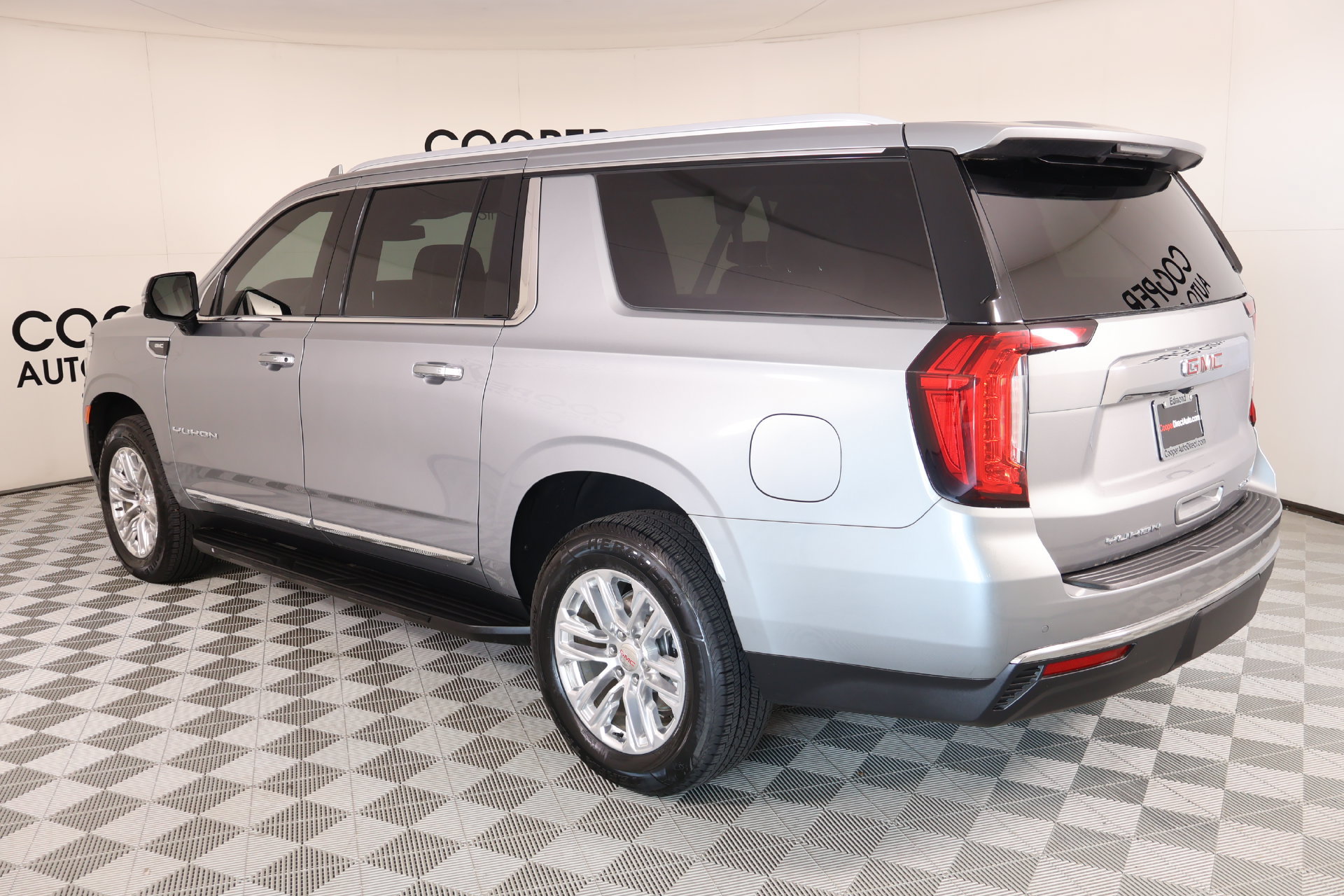 Used 2024 GMC Yukon XL SLT w/ SLT Luxury Package RWD image 25