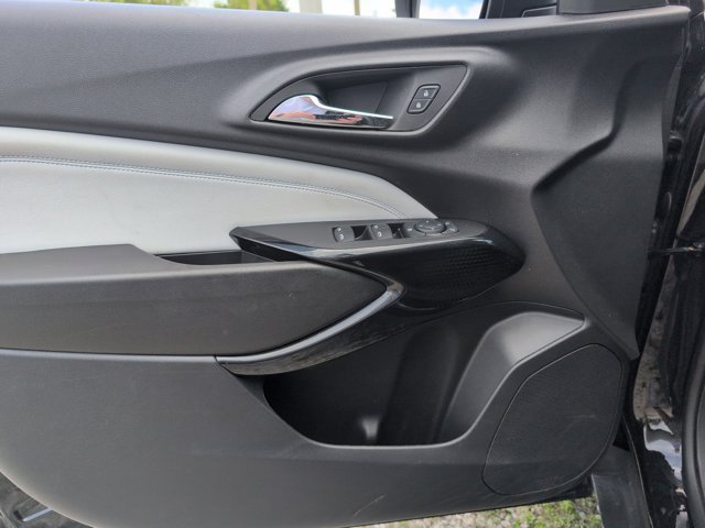 Used 2025 Chevrolet Trax LT w/ LT Convenience Package FWD image 11