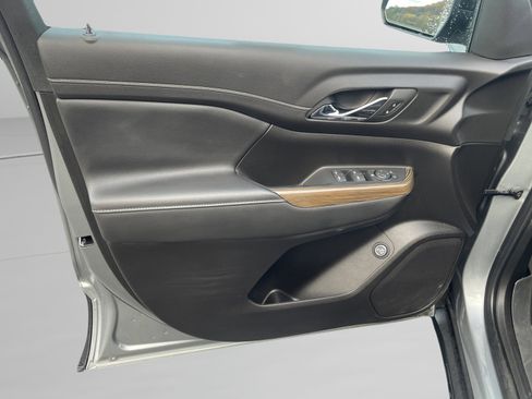 Used 2023 GMC Acadia SLE image 13