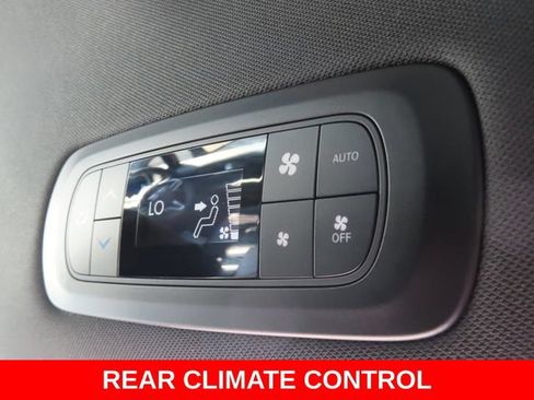 Used 2025 Chrysler Pacifica Select FWD image 27