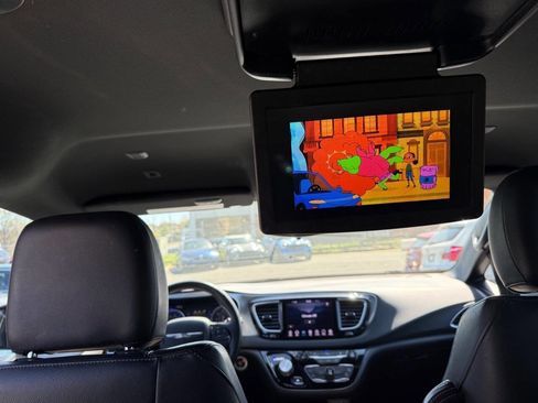 Used 2018 Chrysler Pacifica Touring-L image 18