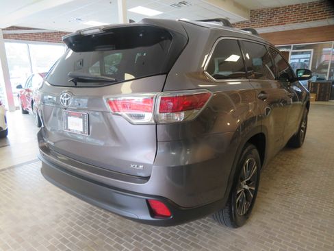 Used 2016 Toyota Highlander XLE FWD image 4
