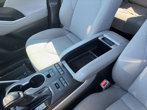Used 2021 Toyota Highlander L image 18