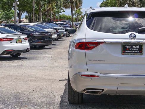 Used 2023 Buick Enclave Premium w/ Experience Buick Package FWD image 19